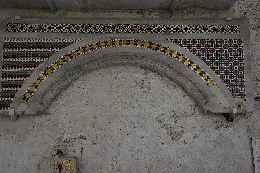 Interior arcade of the Chiostro del Paradiso, Amalfi — Moorish arches and palm-planted courtyard