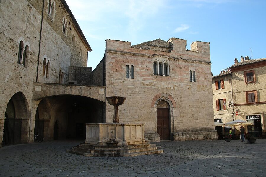 Basilica di San Silvestro in Bevagna, Romanesque façade in travertine with tall rose window and central portal