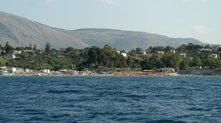 The pebble beach at Guidaloca, between Castellammare del Golfo and Scopello