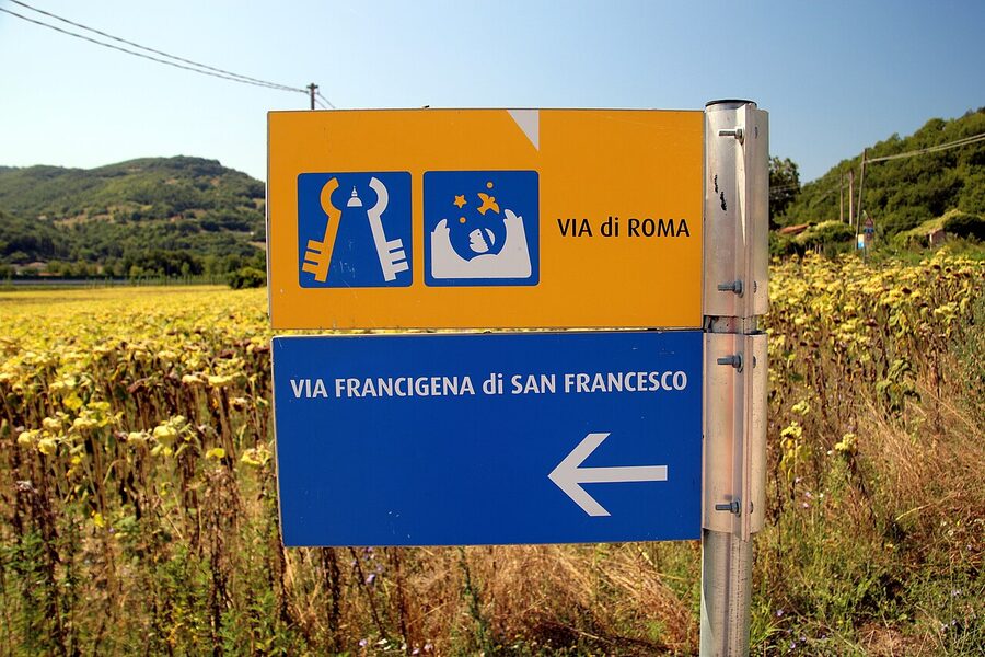 Yellow and blue waymarker of the Via di Francesco in the Umbrian section